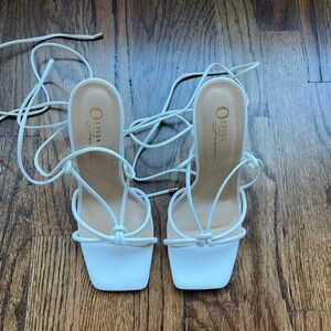 Open toe tie up heeled sandals size 6